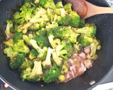 Foto del paso 3 de la receta: Wok de Brócoli y Cerdo con Salsa de Soja y Kimchi