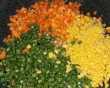 Foto langkah ke 3 dari resep Tumis Sayur Campur (Isian Pizza Mini dan Roti Pawa).
