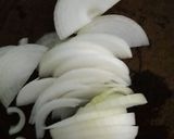 Foto del paso 1 de la receta: Costeleta de cerdo con arroz y cebollas caramelizada