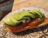Foto del paso 4 de la receta: Tostada de aguacate y zumo de naranja