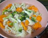 Foto langkah ke 4 dari resep Cha Brokoli Kembang Kol Wortel.