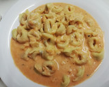 Foto del paso 3 de la receta: Tortellini con salsa de roquefort y tomate al orégano 🌿🧀🍅