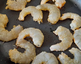 Foto del paso 2 de la receta: Mini brochetas de tomates cherry y gambas marinadas