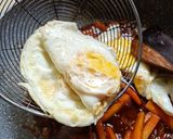 Foto langkah ke 5 dari resep Mamaci Telur Kecap Nyemek.
