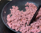 Foto del paso 1 de la receta: Lasaña cremosa de salchichas frescas deconstruidas