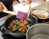 Foto del paso 4 de la receta: Pasta con Salteado de Verduras y Hamburguesa