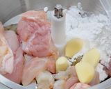 Foto langkah ke 2 dari resep Cheesy Chicken Shrimp Ball.