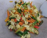 Foto langkah ke 5 dari resep 15. Tumis sayur campur campur wortel, sawi hijau, sawi putih, bunga kol by Dapur bu Dinda.