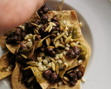 Foto del paso 7 de la receta: Chilaquiles con elote asado, frijoles negros y pepitas