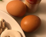 Foto del paso 1 de la receta: Champiñones al ajillo, con huevos 🥚 camperos
