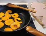 Foto del paso 2 de la receta: Carpaccio Templado de Nectarina Caramelizada con Pavo Glaseado a la Sartén