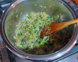 Foto del paso 8 de la receta: Calamares en su tinta con un toque de pasta de curry verde