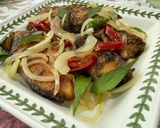 Gambar langkah 4 resipi 👩‍🍳Ikan Tenggiri Goreng Daun Kesum.