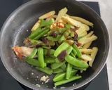 A picture of step 1 of Stir Fried Sugar Snaps & Baby Corn With White Shrimps.