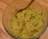 Foto del paso 3 de la receta: Nachos con guacamole y crema de frijoles negros