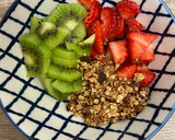 Foto del paso 2 de la receta: Bowl de frutas con granola y yogur natural