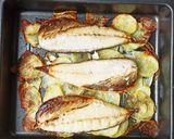 Foto del paso 2 de la receta: Verdel al horno con guarnición de patata panadera y cebolla