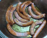 Foto del paso 1 de la receta: Salchichas con cebolla caramelizada al vino blanco envejecido