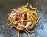 รูปขั้นตอนการทำที่ 3 ของ ข้าวหน้าหมูสามชั้นสไลด์ผัดซอสหมาล่า