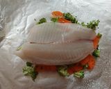 Foto del paso 2 de la receta: Pescado empapelado con brócoli y zanahoria en freidora de aire