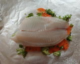 Foto del paso 2 de la receta: Pescado empapelado con brócoli y zanahoria en freidora de aire