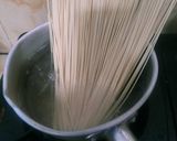 Foto langkah ke 2 dari resep Spaghetti with Alfredo Sauce.