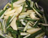 A picture of step 2 of Aloo Bhindi.