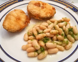 Foto del paso 7 de la receta: Merluza Rebozada con alubias al ajillo