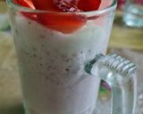 A picture of step 3 of Strawberry ice cream shake.