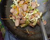 Foto langkah ke 3 dari resep Oseng sosis sayur.