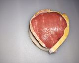Foto del paso 3 de la receta: Medallón de res alvarado en salsa de vino tinto