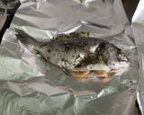 Une image de l'étape 2 de Dorades royales en papillote à l ail, citron et persil avec piments grillés.