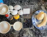 Foto del paso 1 de la receta: Torta húmeda de frutas y Dulce de leche 🍌🍐🫐