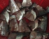 Hình bước làm 2 của món Cá mắn tươi kho vỏ quýt