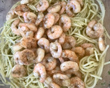 Foto del paso 4 de la receta: Spaghetti al pesto de albahaca y piñones con langostinos