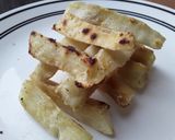 Foto del paso 2 de la receta: Bastones de yuca en salsa y cebolla caramelizada🌰🍅🍯!!!