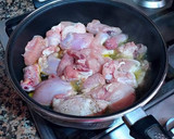 Foto del paso 4 de la receta: Pollo confitado al ajillo con palos de patatas fritas y mayonesa