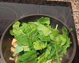 Foto del paso 2 de la receta: Salteado de setas con espinacas