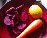 Foto langkah ke 2 dari resep Jus Buah Bit dengan Lemon, Jahe, dan Wortel.