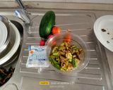 Foto del passaggio 3 della ricetta Insalata di riso integrale e melanzane e zucchine pomodori freschi ravanelli feta menta basilico