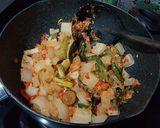 Foto langkah ke 4 dari resep Sambel Goreng Kikil Tahu Kuah Santan.