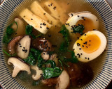 Foto del paso 9 de la receta: Miso ramen de pollo, shiitakes y espinacas🍜