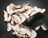 A picture of step 2 of Oyster sauce mushroom.