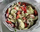 Une image de l'étape 11 de Salade de tomates et concombre à l’oignon rouge et persil.