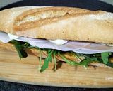 Foto del paso 3 de la receta: Bocadillo de fiambre de pollo con rúcula y queso trufado