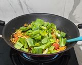 Foto langkah ke 5 dari resep Mie Goreng Sosis Gila.