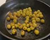 Foto del paso 2 de la receta: Espinacas frescas con uva caramelizada y salchicha criolla dorada