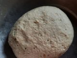 आटा गार्लिक ब्रेड (विदाउट यीस्ट और अवन)(atta garlic bread without yeast and oven recipe in hindi)