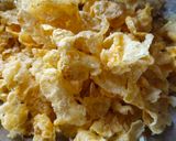 A picture of step 2 of Cornflakes peanut chivda.