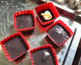 Foto langkah ke 5 dari resep Bolu Ketan Item Keju Lumer.